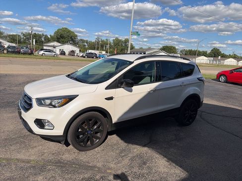 Used 2017 Ford Escape SE w/ SE Sport Appearance Package FWD image 3