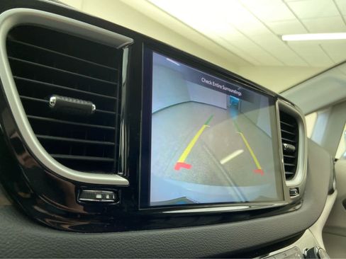 Used 2024 Chrysler Pacifica Touring-L FWD image 33