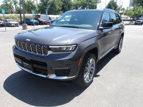 New 2025 Jeep Grand Cherokee L Summit w/ Luxury Tech Group V image 4