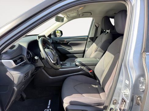 Used 2023 Toyota Highlander LE FWD image 10