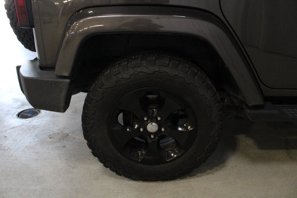Used 2017 Jeep Wrangler Unlimited Sahara w/ Connectivity Group AWD/4WD image 24