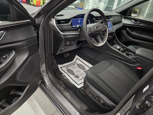 New 2025 Jeep Grand Cherokee Laredo X w/ Luxury Tech Group I image 14