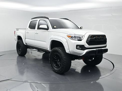 Used 2022 Toyota Tacoma SR AWD/4WD image 2