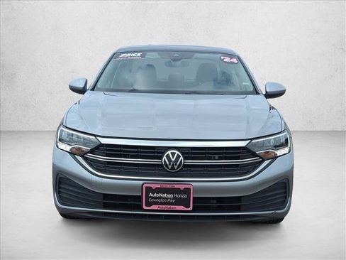 Used 2024 Volkswagen Jetta SE FWD image 2