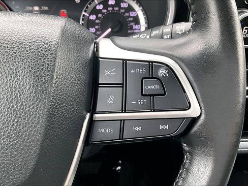 Used 2023 Toyota Highlander XLE image 18