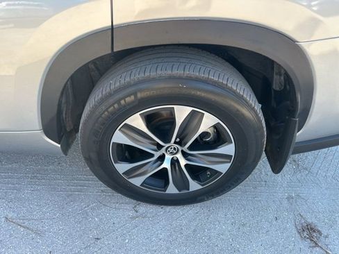 Used 2024 Toyota Highlander XLE AWD/4WD image 21