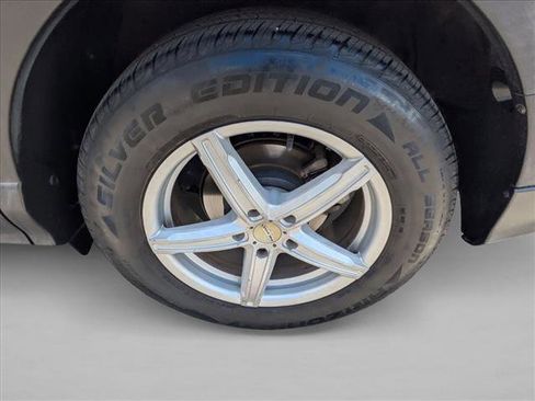Used 2018 Toyota RAV4 XLE AWD/4WD image 9