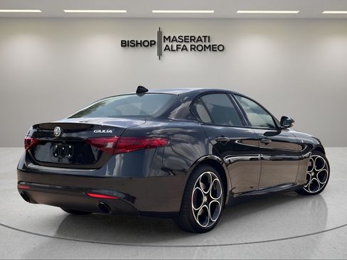 Used 2022 Alfa Romeo Giulia Ti RWD image 5