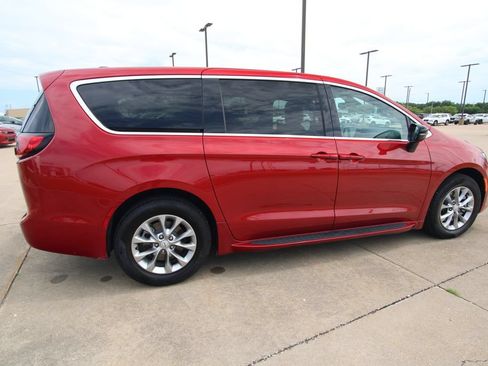 Used 2026 Chrysler Pacifica Select AWD/4WD image 5