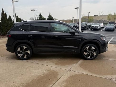 Used 2025 Volkswagen Taos SE AWD/4WD image 6