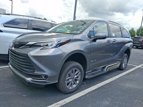Used 2026 Toyota Sienna XLE FWD image 2
