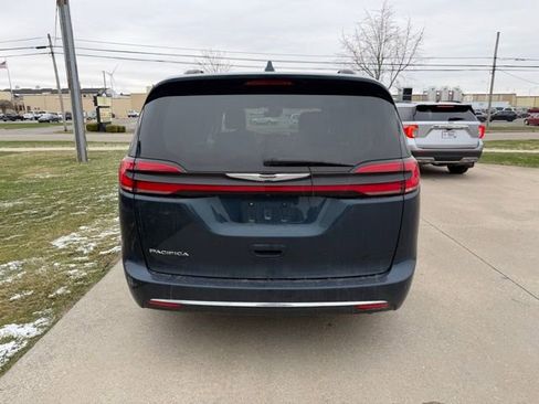 Used 2022 Chrysler Pacifica Touring-L image 6