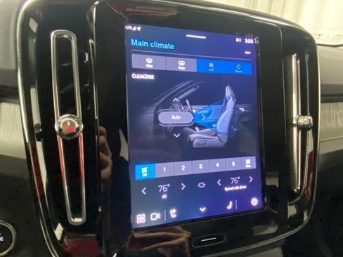 Used 2025 Volvo XC40 B5 Core image 24