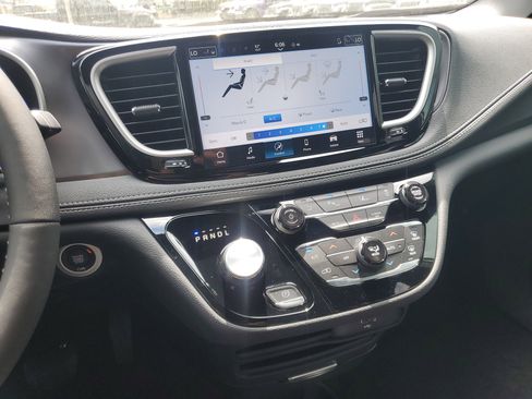 New 2026 Chrysler Pacifica Select image 22