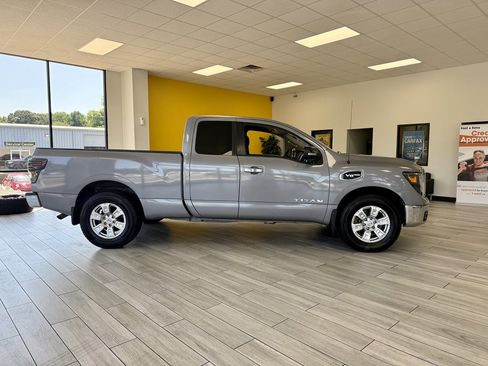 Used 2017 Nissan Titan SV RWD image 5