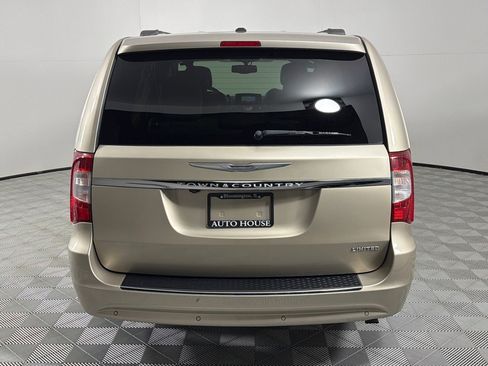 Used 2015 Chrysler Town & Country Limited Platinum FWD image 6