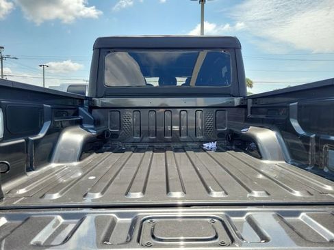 Used 2025 Jeep Gladiator Sport AWD/4WD image 9