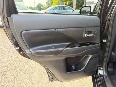 Used 2020 Mitsubishi Outlander LE AWD/4WD image 11