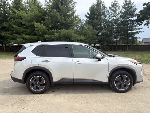 Used 2025 Nissan Rogue SV FWD image 25