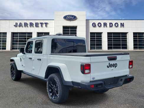 Used 2025 Jeep Gladiator Sport AWD/4WD image 3