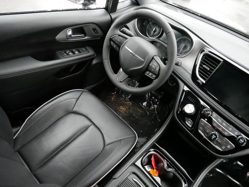 Used 2024 Chrysler Pacifica Limited w/ S Appearance Package image 9