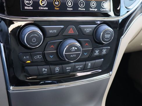 Used 2020 Jeep Grand Cherokee Limited w/ Luxury Group II image 16