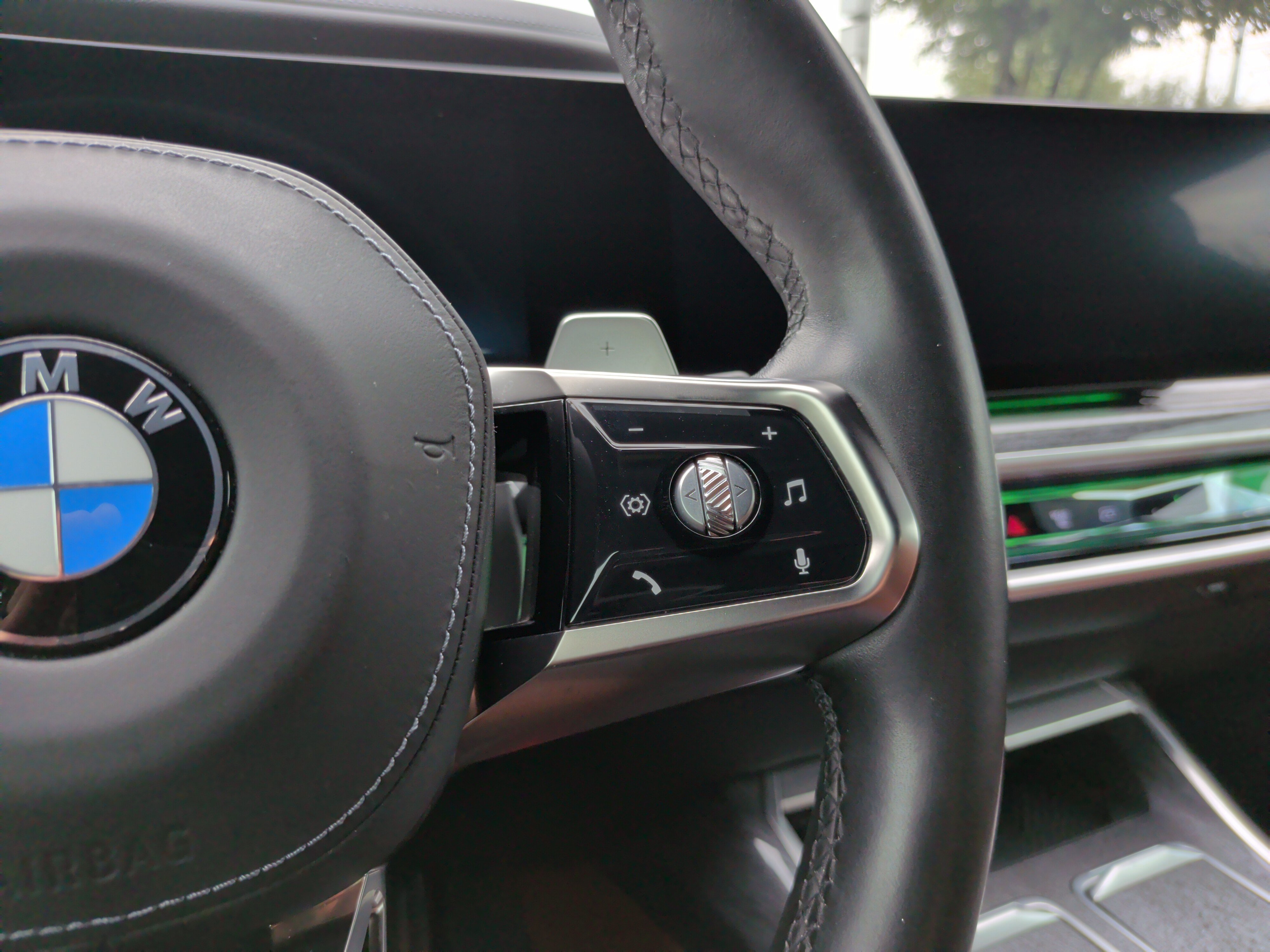 Certified 2024 BMW 760i xDrive w/ Executive Package AWD/4WD image 24