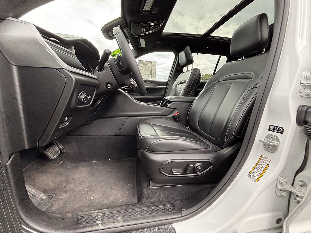 Used 2024 Jeep Grand Cherokee Limited w/ Luxury Tech Group II AWD/4WD image 16