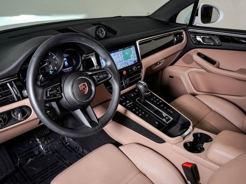 Certified 2025 Porsche Macan image 4