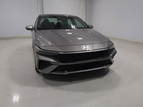 Used 2025 Hyundai Elantra SE FWD image 13