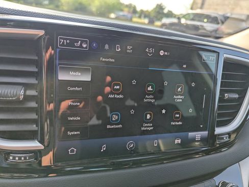 Used 2023 Chrysler Pacifica Touring-L FWD image 15