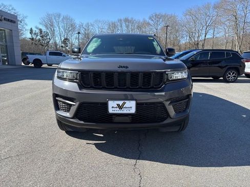 Used 2023 Jeep Grand Cherokee Altitude image 2