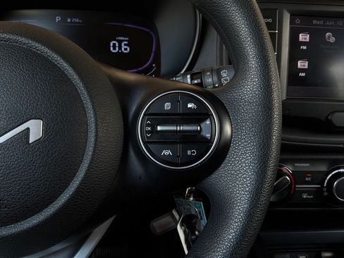 Used 2025 Kia Soul LX w/ LX Technology Package FWD image 32