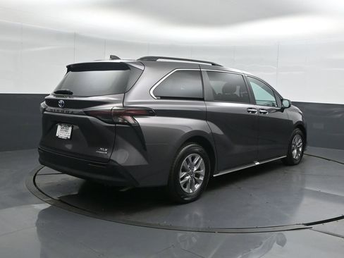 Used 2023 Toyota Sienna XLE image 2