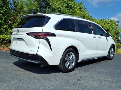 Used 2026 Toyota Sienna Limited FWD image 7