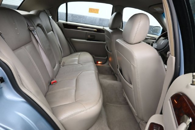 Used 2010 Lincoln Town Car Signature Limited RWD image 7