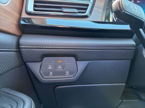 Used 2025 Volkswagen Atlas SE image 17