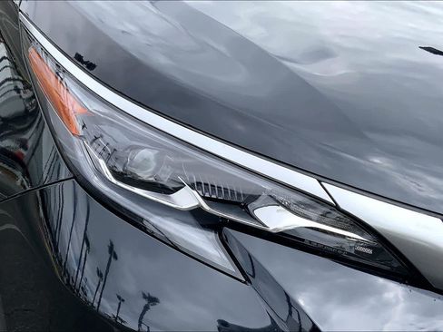 Certified 2024 Toyota Sienna Platinum FWD image 27