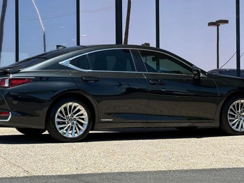 Used 2021 Lexus ES 300h Ultra Luxury w/ Accessory Package 2 FWD image 13