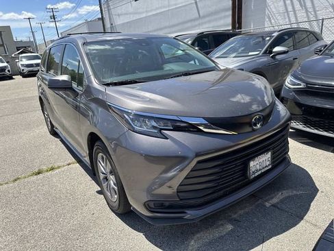 Used 2022 Toyota Sienna LE w/ LE Plus Package image 1