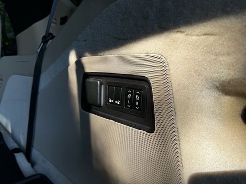 Used 2023 Cadillac Escalade Premium Luxury w/ Performance Package image 20