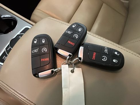 Used 2020 Jeep Grand Cherokee Limited AWD/4WD image 22
