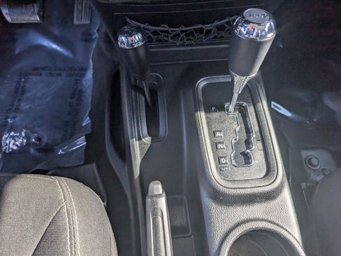 Used 2018 Jeep Wrangler Unlimited Sahara image 14