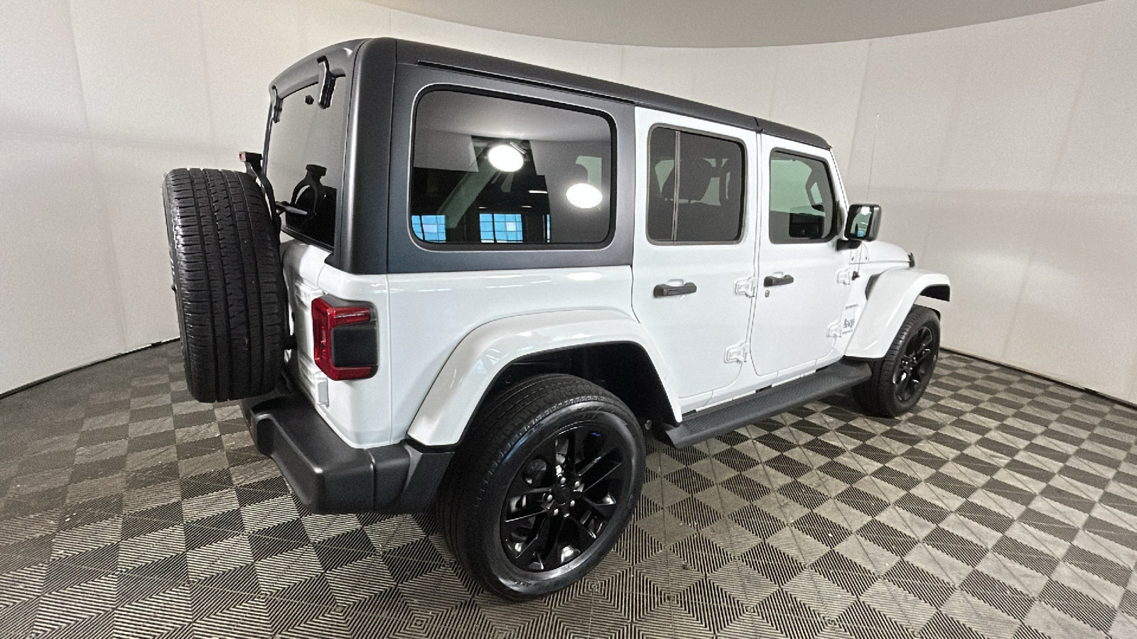 Used 2023 Jeep Wrangler Unlimited Sahara w/ Cold Weather Group AWD/4WD image 3