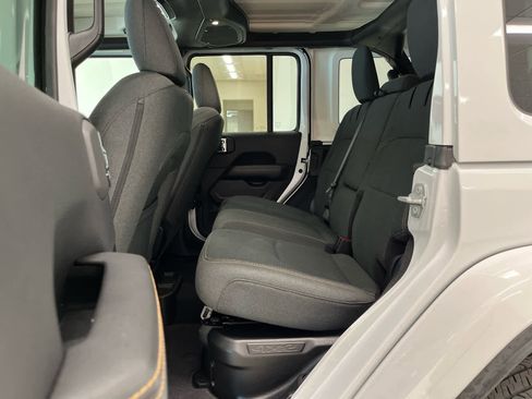 Used 2025 Jeep Wrangler Sahara image 13