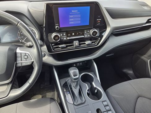 Used 2025 Toyota Highlander LE FWD image 17