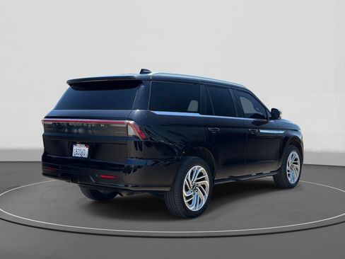 Used 2025 Lincoln Navigator Reserve AWD/4WD image 4