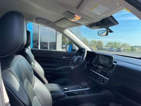 Used 2025 Nissan Pathfinder SL image 29