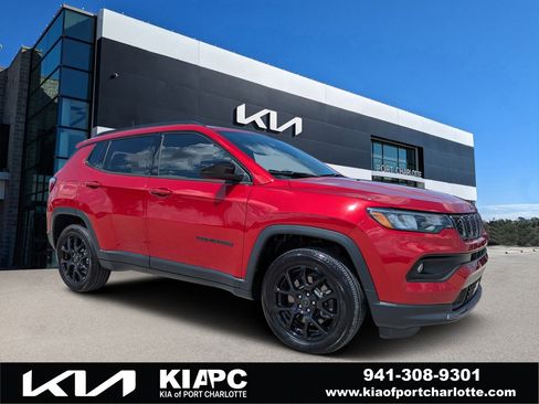 Used 2025 Jeep Compass Latitude w/ Convenience Group AWD/4WD image 1