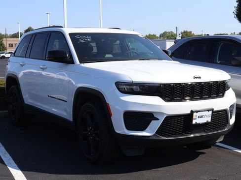 Used 2023 Jeep Grand Cherokee Altitude AWD/4WD image 3